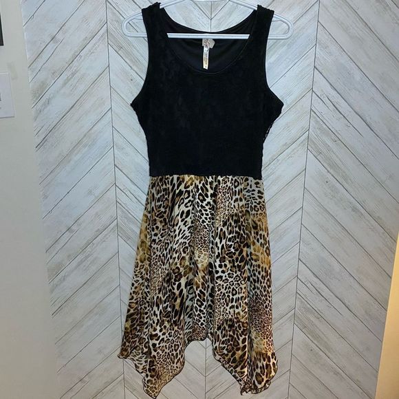 andrea missy Dresses & Skirts - Andrea missy leopard print handkerchief hem dress